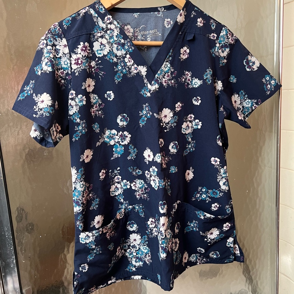 Uniform Advantage Buttersoft Scrub Top, size XS